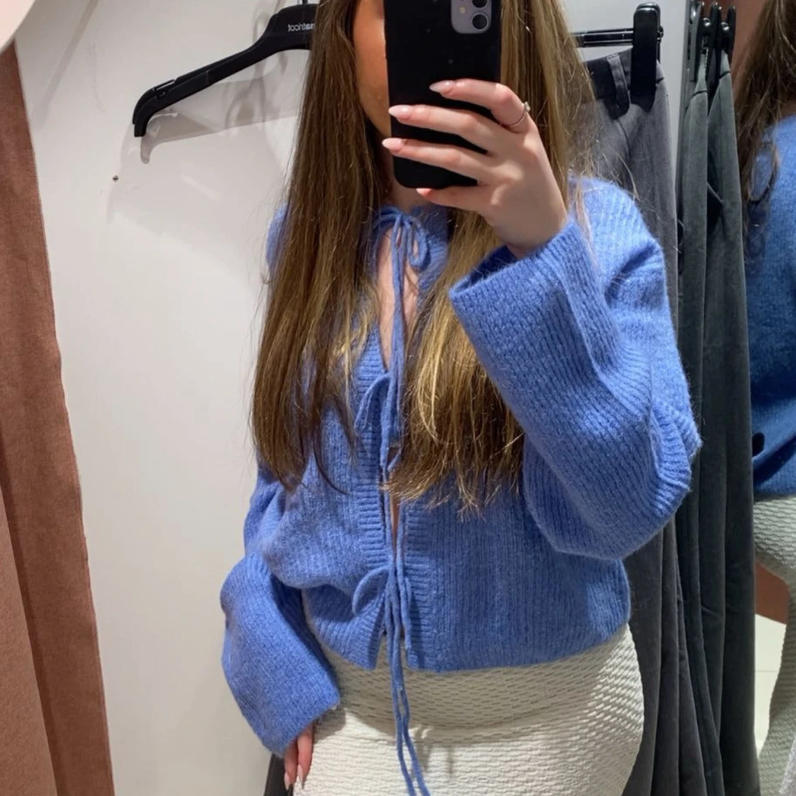 Blå stickad kofta med snörning