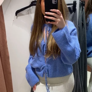 Blå stickad kofta med snörning - Super söt blå kofta som man knyter, knappt använd.