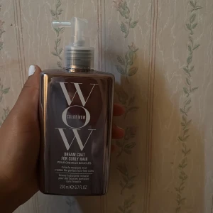 Color Wow Dream Coat för lockigt hår - Color Wow Dream Coat för lockigt hår är en fuktgivande spray i en spegelblank, silvrig plastflaska med pump. Produkten är framtagen för att ge definierade, frizzfria lockar och ersätter tunga krämer och geléer. Innehåller 200 ml och är perfekt för dig med lockigt hår.