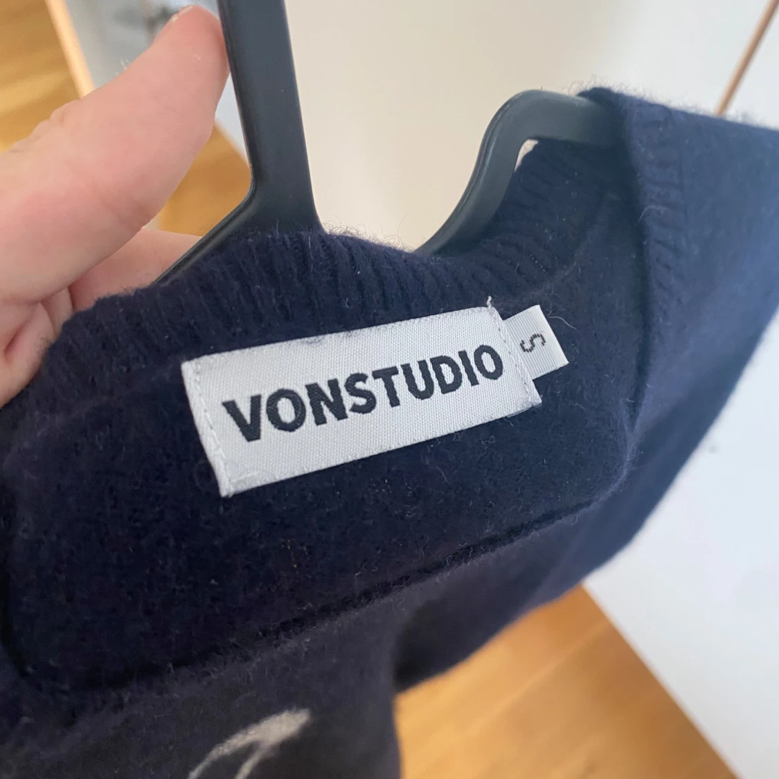 Mörkblå stickad tröja  från Vonstudo - 1