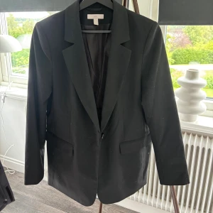 Svart blazer - Svart blazer/kavaj från h&m