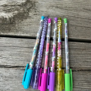 Färgglada Bläckpennor  - Färgglada bläckpennor men unika roliga färger. Parfeckt för barn som älskar att måla,ritaoch pyssla. 