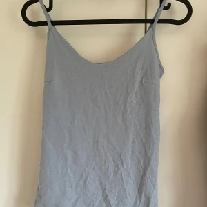 Ljusblått linne🤍 - Säljer en ljusblå linnetopp från 157 i storlek S. Toppen har smala axelband och är tillverkad i mjuk bomull med lite stretch för en skön passform. Enkel och stilren design som är lätt att matcha med olika outfits🫶🏻