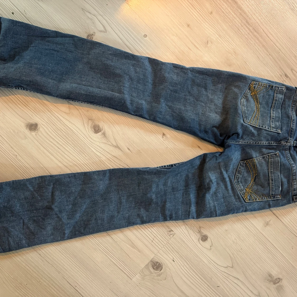 Blå bootcut jeans med broderad ficka - 1