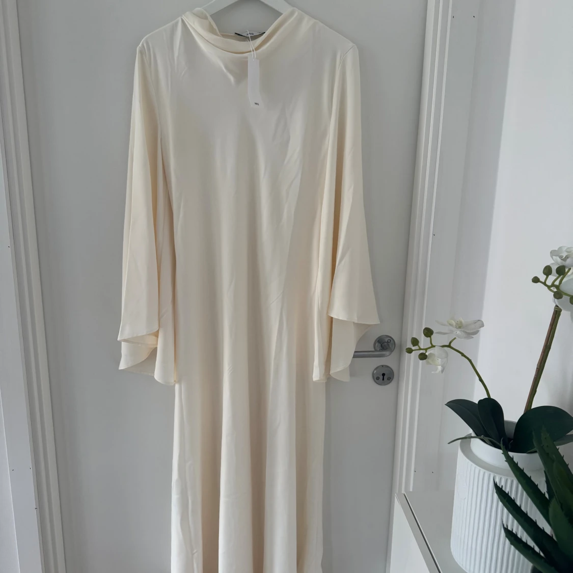 Champagnefärgad sating klänning från MNG NY - 1