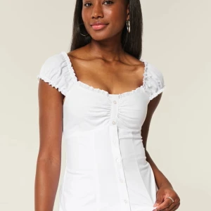 Super söt vit topp - Supersöt vit blus från hollister! Inte ens använd bara testad då den tyvärr inte passade mig💕 superfin och helt nyttskick! Storlek:XXS