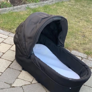 Barnvagn  sett  - Bilderna visar en barnvagn med tillhörande liggdel och babyskydd. Perfekt för dig som vill ha en flexibel lösning för småbarnslivet. Vagnen har robusta hjul, justerbart handtag och gott om förvaring undertill. Passar både stad och natur. Snygg och praktisk för unga föräldrar.