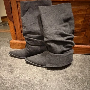 Boots - Unika mörkgrå stövlar med slouchy design och extra breda skaft. Är så gott som nya, har ändast använts 2 gånger. Säljs eftersom jag ej får användning för dem!