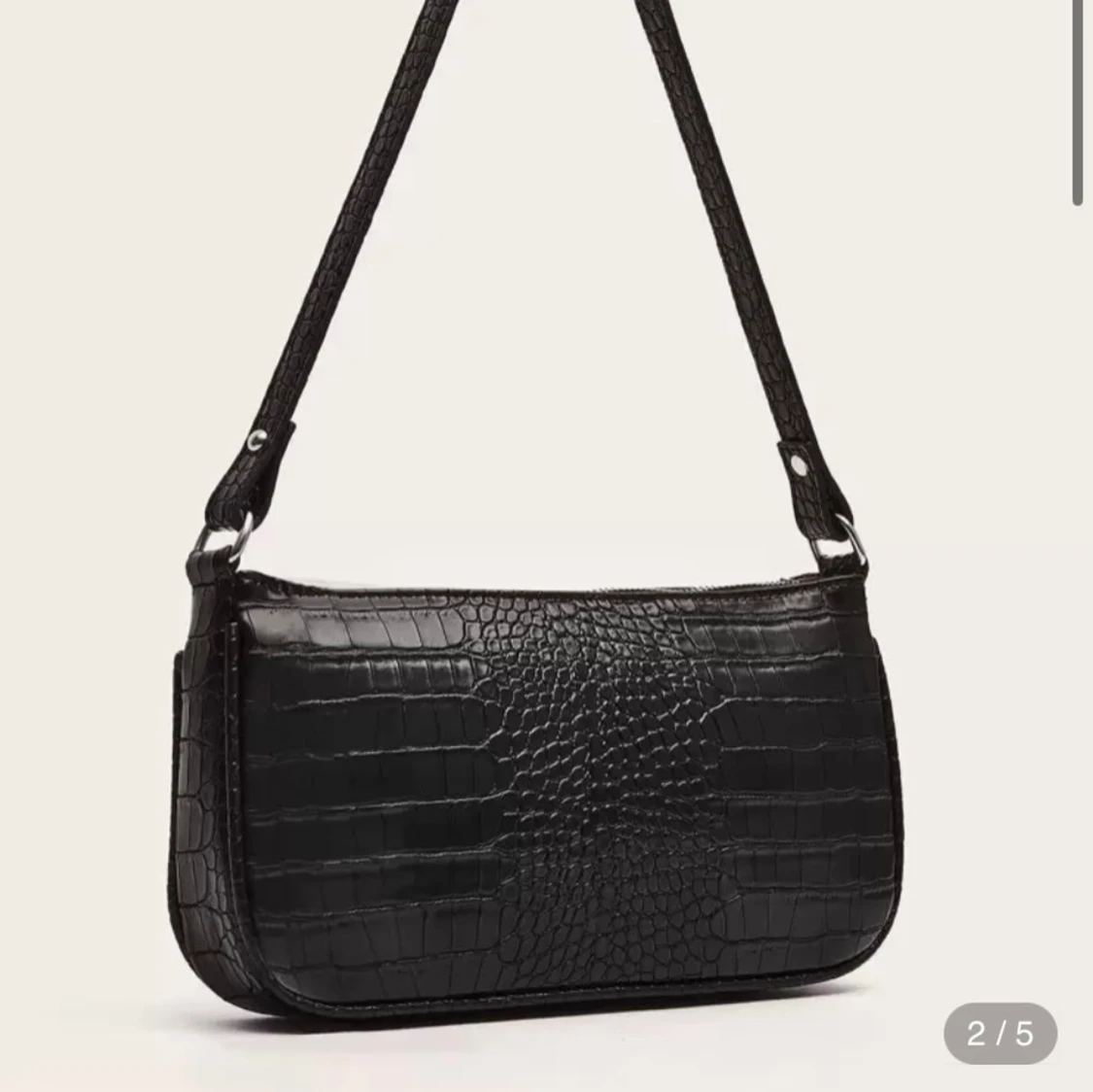 Svart axelväska i krokopräglat skinn