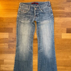 Lågmidjade Jeans Reserved - Endast lite slitningar längst ner som syns på bild 5, men inget man tänker på. Midjemått (rakt över): 38-39 cm. Innerbenslängd: 78 cm💙