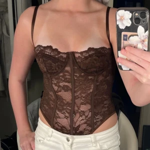 Brun spets body  - Otroligt snygg och bekväm body i en snygg kaffe färg🤎🤎