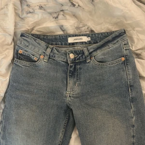 junkyard jeans - ljusblåa jeans från junkyard med detaljer på bak fickorna💕