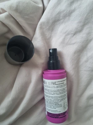 Maybelline Lasting Fix Face Mist - Maybelline Lasting Fix Face Mist i en snygg rosa flaska med svart spraymunstycke och lock. Ger en matt finish och håller sminket på plats upp till 16 timmar. Innehåller 100 ml och är perfekt för att fixera din makeup hela dagen. Helt ny