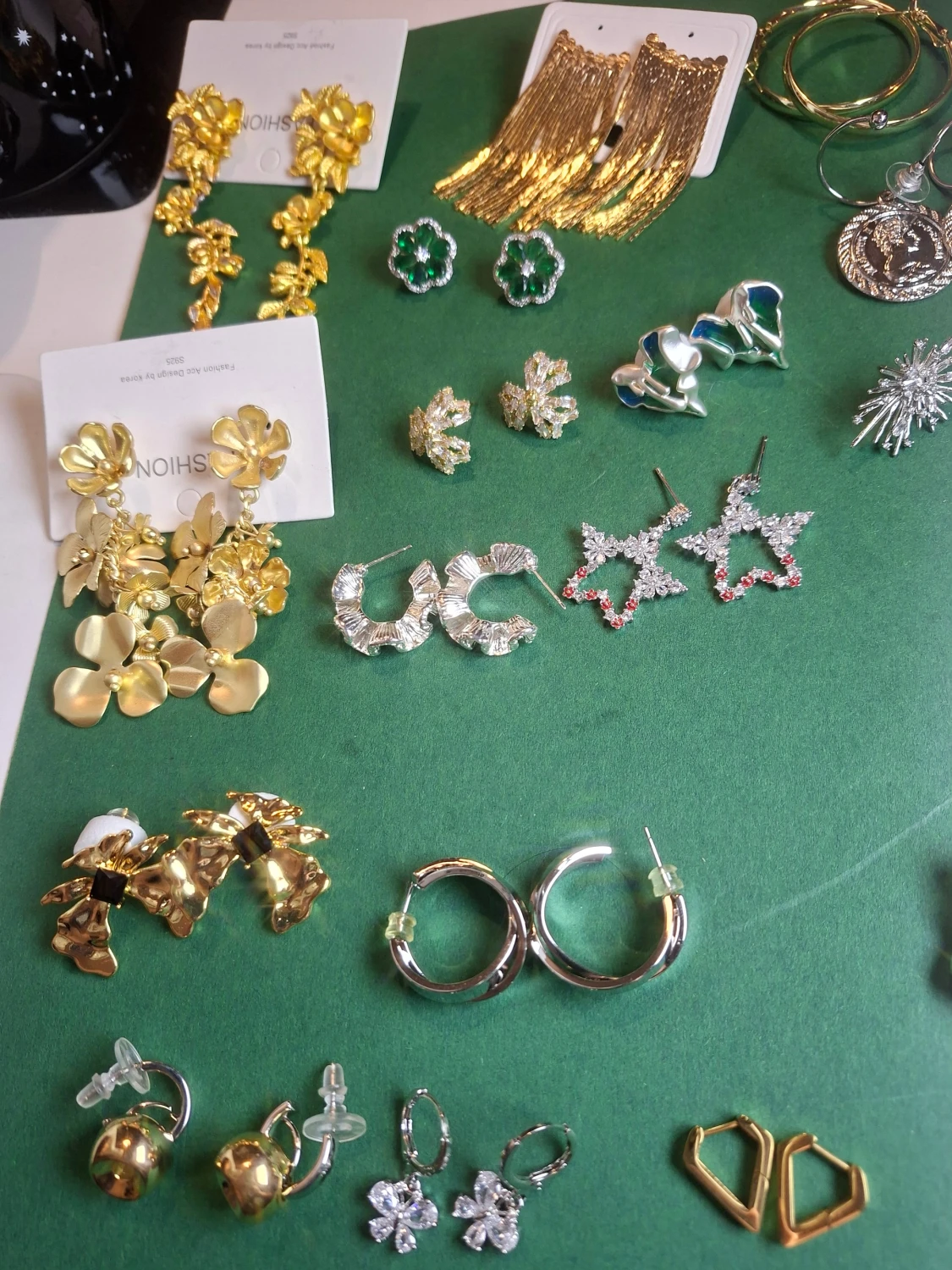 Mix av örhängen i guld och silver - 6