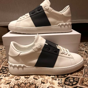 Valentino Garavani vita sneakers - Säljer ett par valentino opens som är endas använda en gång. Skorna kommer med allt och pris är inte hugget i sten så kom med bud å frågor!!!😊😁