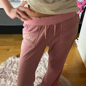 Rosa juicy byxor - Mjuka sköna byxor från juicy couture, kommer ej till användning, storlek 14/15 (xs)