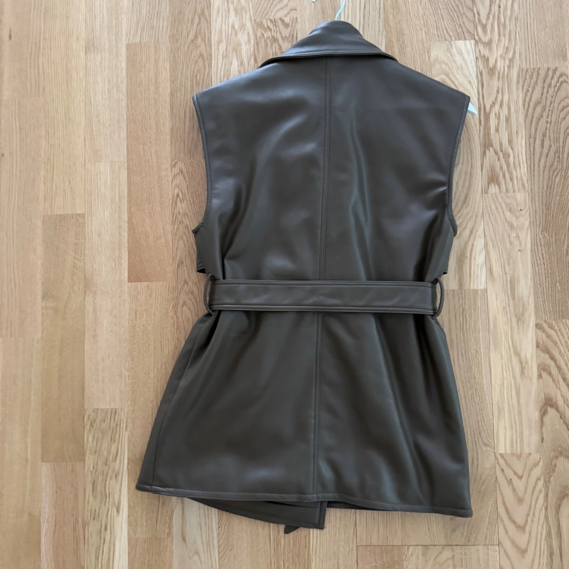 Mörkbrun skinnväst från NA-KD - 1
