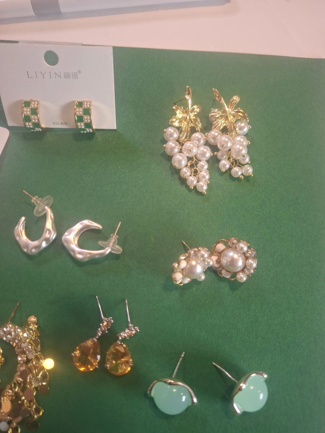 Mix av örhängen i guld och silver - 6