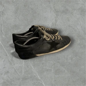 Golden goose superstar - Tja, säljer nu dessa svarta golden goose skor. Skorna är väldigt bekväma och passar perfekt nu inför hösten/vintern🍂❄️. Såklart äkta🙌 Priset är inte hugget i sten. Storlek 42 men passar även 43. Hör av dig vid minsta fundering//alex closet