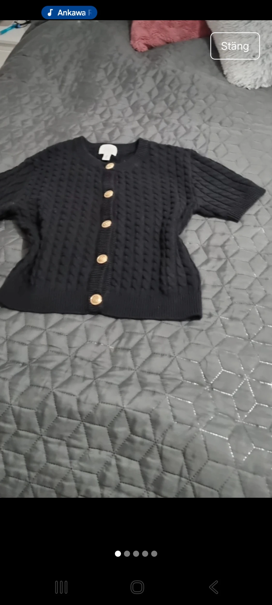 Svart stickad kofta från H&M med guldknappar - 3