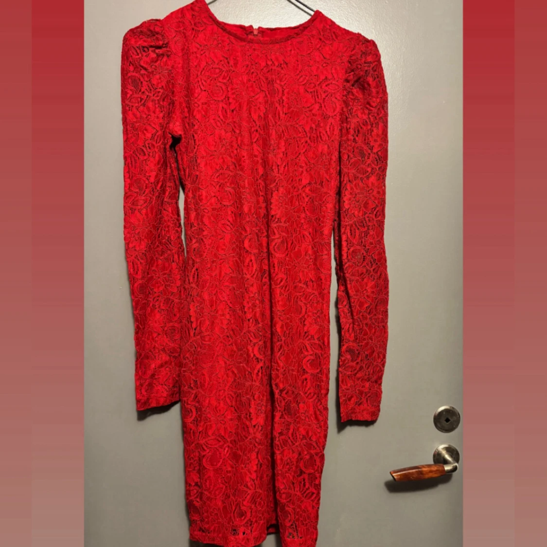 Röd spetsklänning med lång ärm