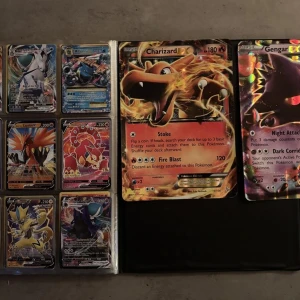 Pokémonkort - Samlaralbum - Fett samlaralbum med Pokémonkort! Här hittar du både klassiska och moderna kort, inklusive coola EX, GX och V-kort. Perfekt för dig som vill bygga din samling eller spela med vänner. Färgglada energikort och många favoriter från spelet ingår. Missa inte chansen att fånga dem alla!