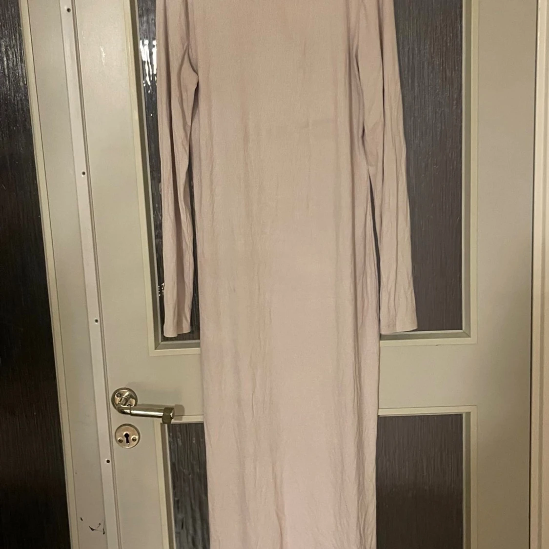 Ljusbeige långärmad långklänning