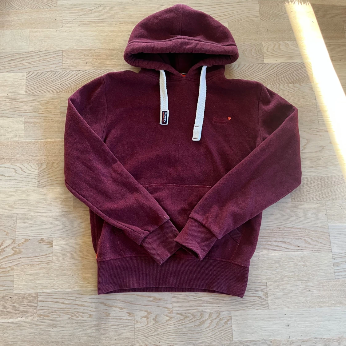 Vinröd hoodie från Superdry