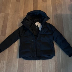 Canada Goose Macmillan  - Macmillan Canada Goose i storlek S. Är helt ny och har inte använts, passar perfekt till kalla vinter dagar.
