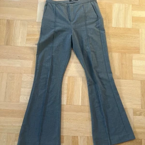 Grå Kostymbyxor Gina - Grå kostymbyxor med pressveck från Gina Tricot i storlek M. Inga defekter.  Kolla gärna på mina andra annonser, vill bli av med allt så buda gärna på bundle så kommer vi överens om nåt🤗 Skickar helst inte med Bring!!