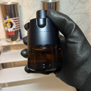 10ml Azzaro The Most Wanted Parfum - Azzaro The Most Wanted Parfum i modern design. Perfekt för dig som vill sticka ut med en stilren flaska i samlingen. Passar dig som gillar att testa nya dofter och vill ha något unikt på hyllan 10ml!!!!.