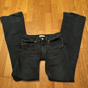 Svarta jeans från Gina Tricot - Säljer dessa skit snygga jeans från Gina tricot. Strlk 34 men passar även 32