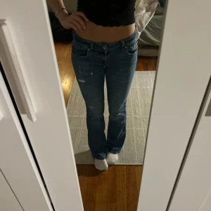 jeans med slitningar  - superfina jeans från Ltb med slitningar! I bra skick, lite lite stora .