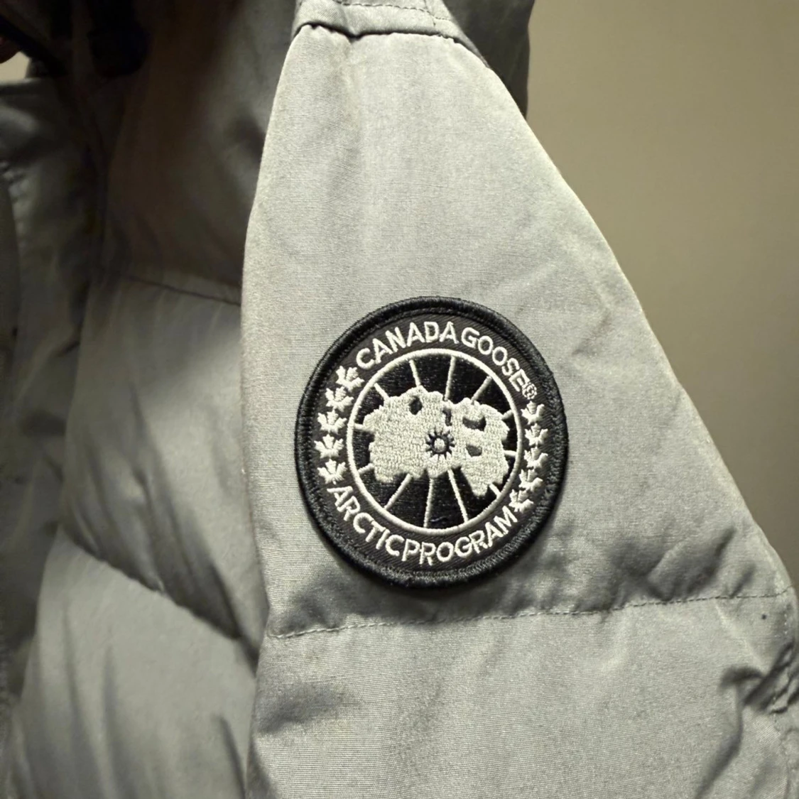 Grå pufferjacka från Canada Goose - 1
