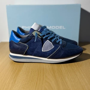 Philippe Model sneakers - Snygga sneakers från Philippe Model i olika blå nyanser med detaljer i mocka, mesh och skinn. Skorna har snörning, samt märkets logga på sidan och hälen. Perfekta nu inför vintern ❄️använda (endast 1 gång ) skriv vid minsta fundering. 
