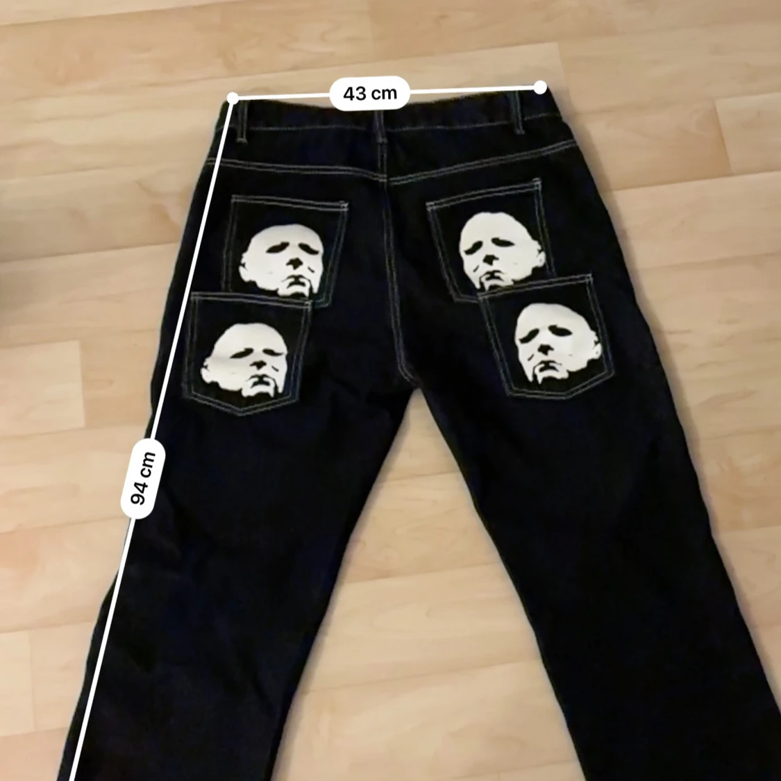 Svarta jeans med tryck på fickorna