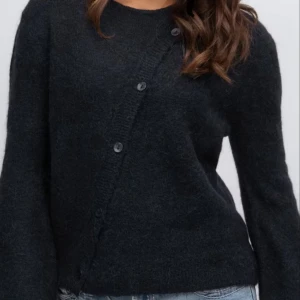 Svart kofta med knappar - Söt kofta med knappar! 