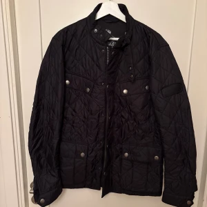 Barbour Jacka - Tja! Säljer nu denna Jacka ifrån märket Barbour, använd fåtal gånger och kommer utan defekter! Nypris 1799kr, hör av er vid frågor