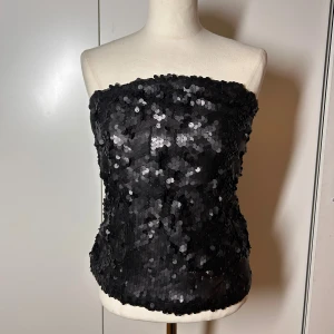 Paljett topp Tubtopp  - Paljett topp från selected femme. Helt ny med prislapp. Axelband medföljer. Perfekt till nyår, jul eller fest  Köp sker via köp nu, jag postar inom 24h. Kvar tills markerad såld 