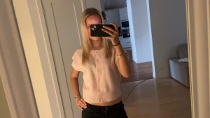 Stickad kortärmad tröja  - Jätte fin stickad tröja med knappar där fram ⭐️I parfekt rosa färg 💕