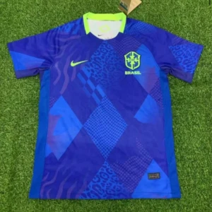 Blå Brasilien fotbollströja Nike - Snygg blå Brasilien fotbollströja från Nike med limegröna detaljer och logga. Tröjan har korta ärmar och ett unikt mönster med rutor och leopardinslag. Perfekt för dig som vill sticka ut på planen eller heja på landslaget.