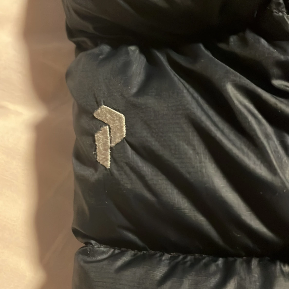 Svart Peak Performance dunjacka med huva - 2