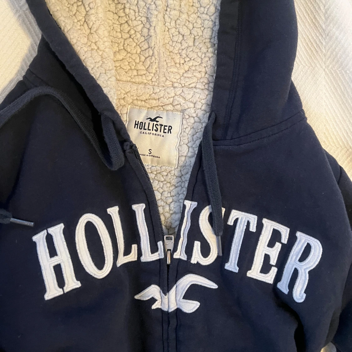 Mörkblå Hollister hoodie med teddyfoder - 1
