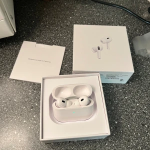 AirPods Pro 2 - Säljer mina AirPods Pro 2 som bara har använts ett fåtal gånger. De är i nästan nyskick, fungerar helt felfritt och kommer med originalförpackning. Jag har digitalt kvitto.  AirPods Pro 2 bjuder på otroligt bra ljud, aktiv brusreducering och transparensläge – perfekt både till musik, träning och resor. De kopplas upp snabbt till alla Apple-enheter och sitter bekvämt i öronen.