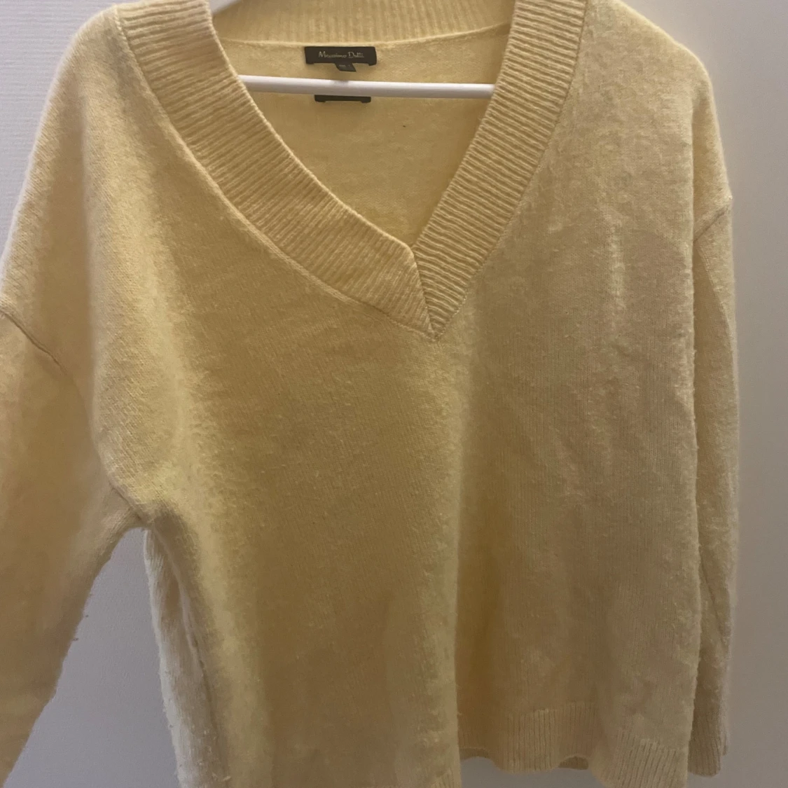 Gul v-ringad tröja Massimo Dutti