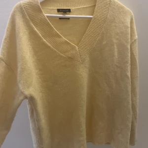 Gul v-ringad tröja Massimo Dutti - Använd några fåtal gånger.