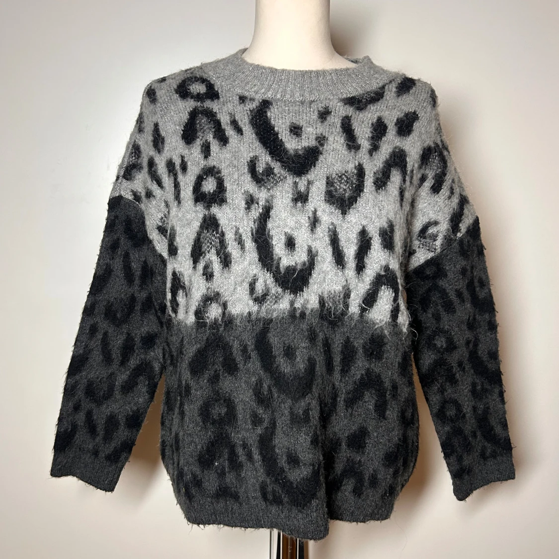 Stickad tröja leopard mango