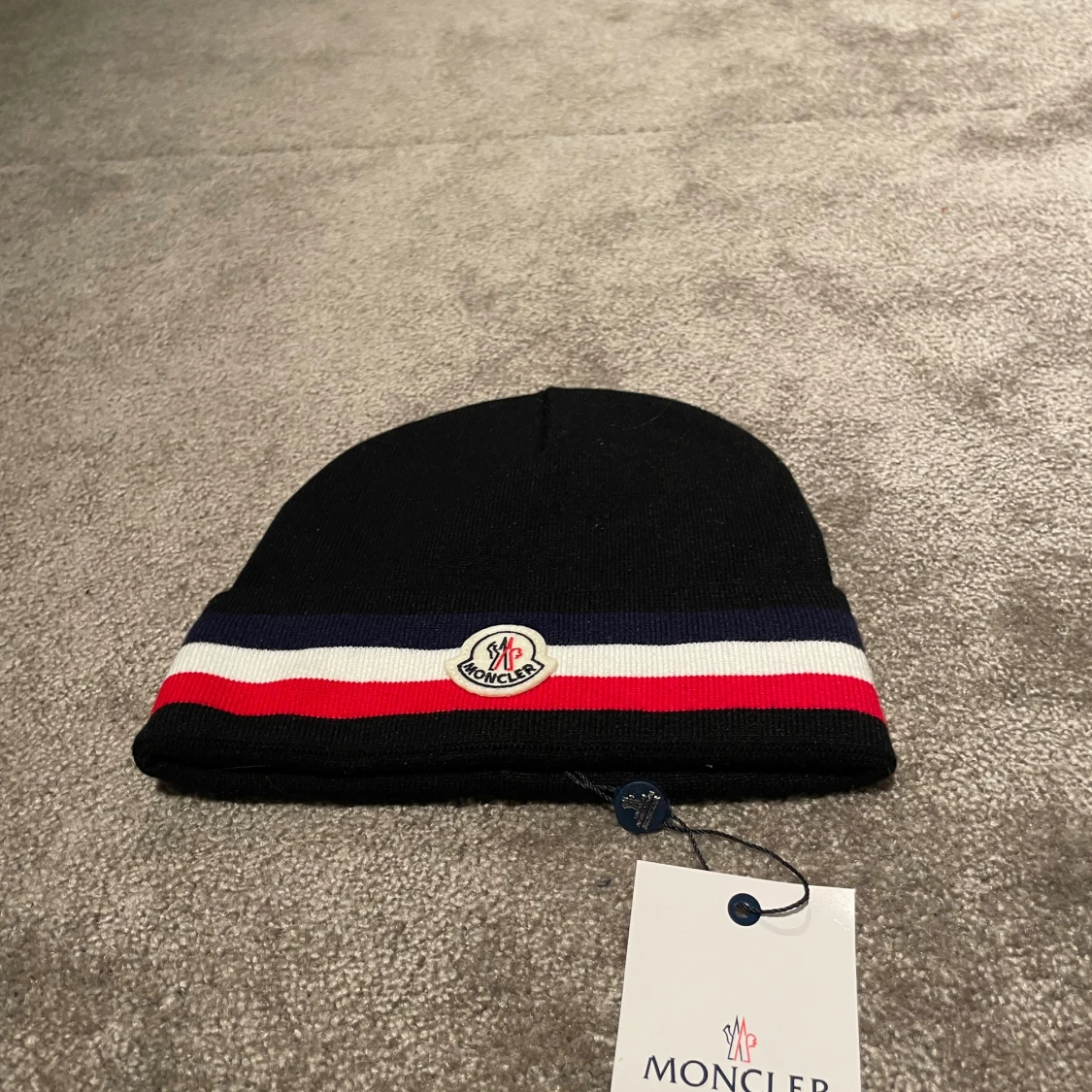 Svart Moncler mössa med ränder