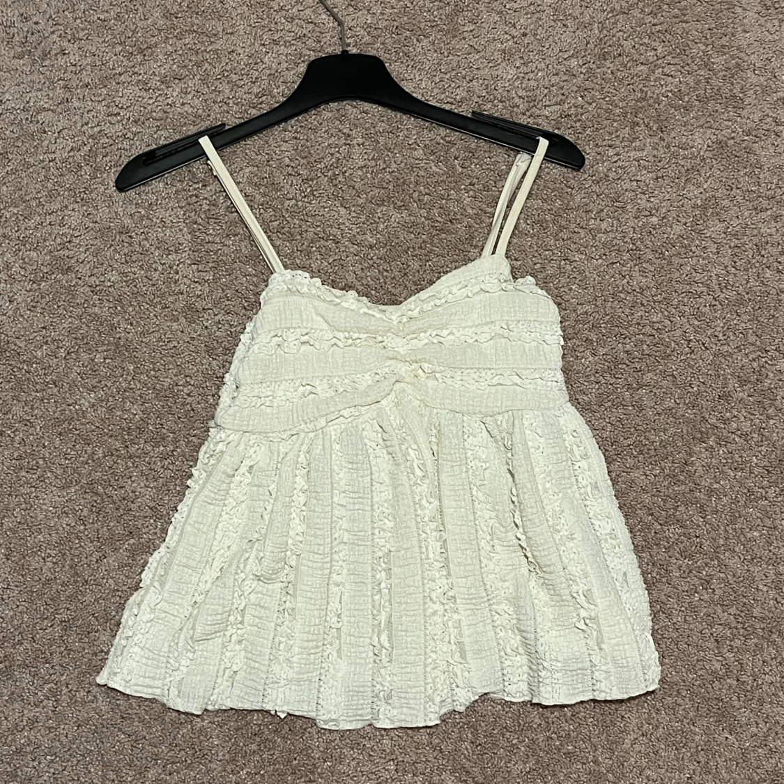 Vit volangig linnetopp med smala axelband