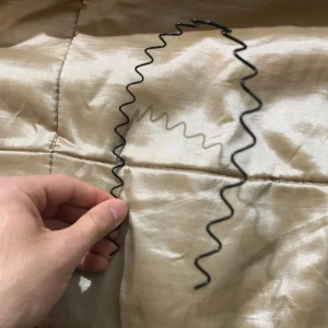 Svart vågigt metall-diadem - Säljer ett svart diadem i metall med vågig design som ger en cool och retro känsla. Perfekt för att hålla håret på plats och ge din look lite extra edge. Diademet är lätt och sitter bekvämt utan att glida. Passar både till utsläppt och uppsatt hår.